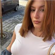 Studentessa universitaria svolge aiuto compiti per ragazzi